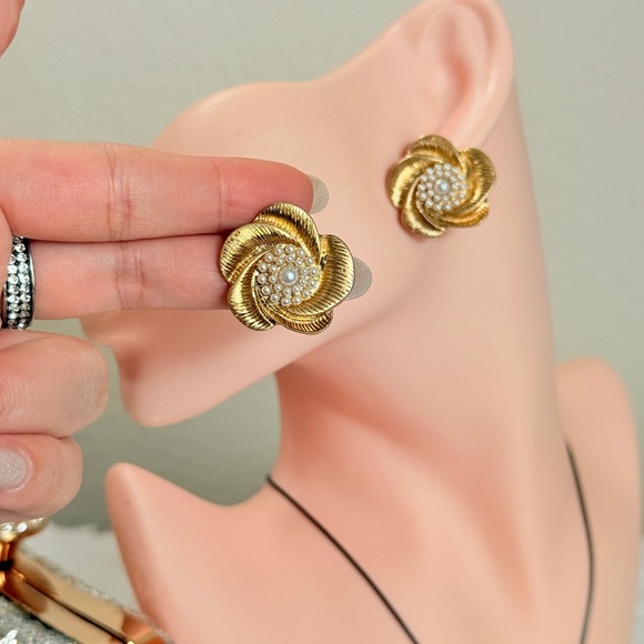 ⚜️ Gold Floral Pearl Earrings - Picture 4 of 7